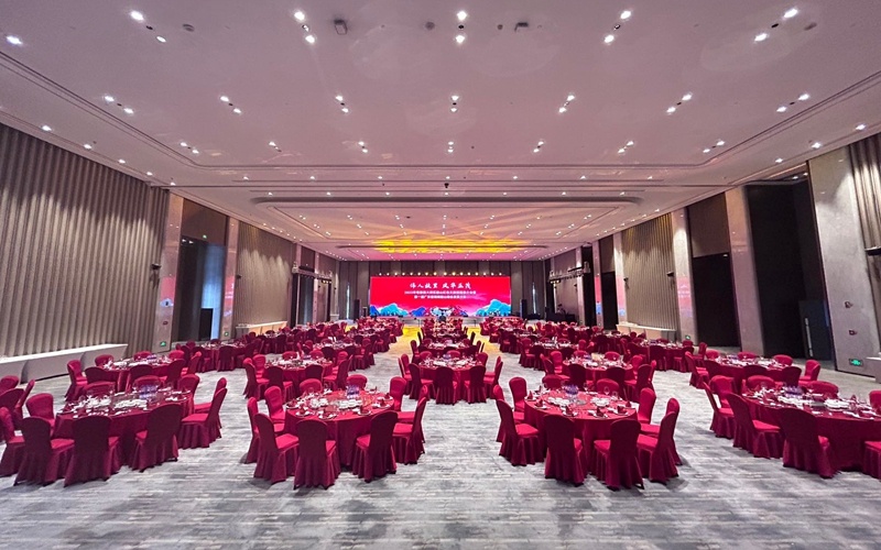 大宴会厅 [ 最大80桌 · 高4.0m · 无柱 ·  ]